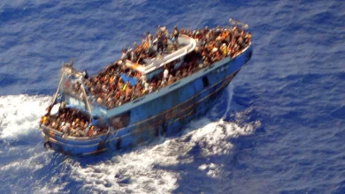 تحقيق يكشف صلات لخليفة حفتر بمأساة غرق سفينة مهاجرين قبالة اليونان