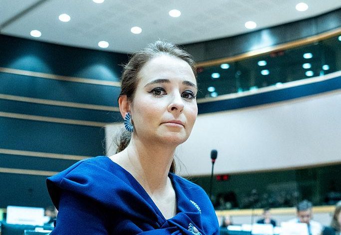 نائبة أوروبية ترفض كشف ممولي أمنها الشخصي بعد فضح علاقاتها بالإمارات وإسرائيل