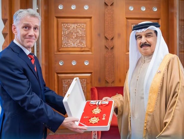 تكريم بحريني لسفير بريطانيا يثير اتهامات بتجاوز القواعد وتلميع سجل المنامة الحقوقي